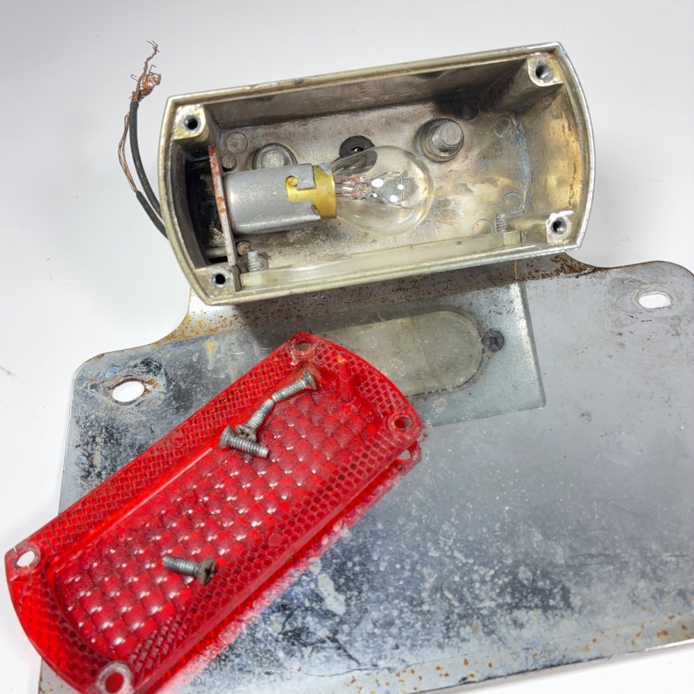 画像7: 【D.S.C.】 1960-70's “THE KNIGHT”  Square Tail Light & License Plate Base (7)